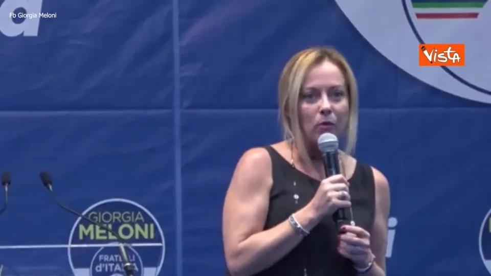 Meloni a Cosenza: "Dati come primo partito, ma sento responsabilità di situazione difficile in Italia" (VIDEO)