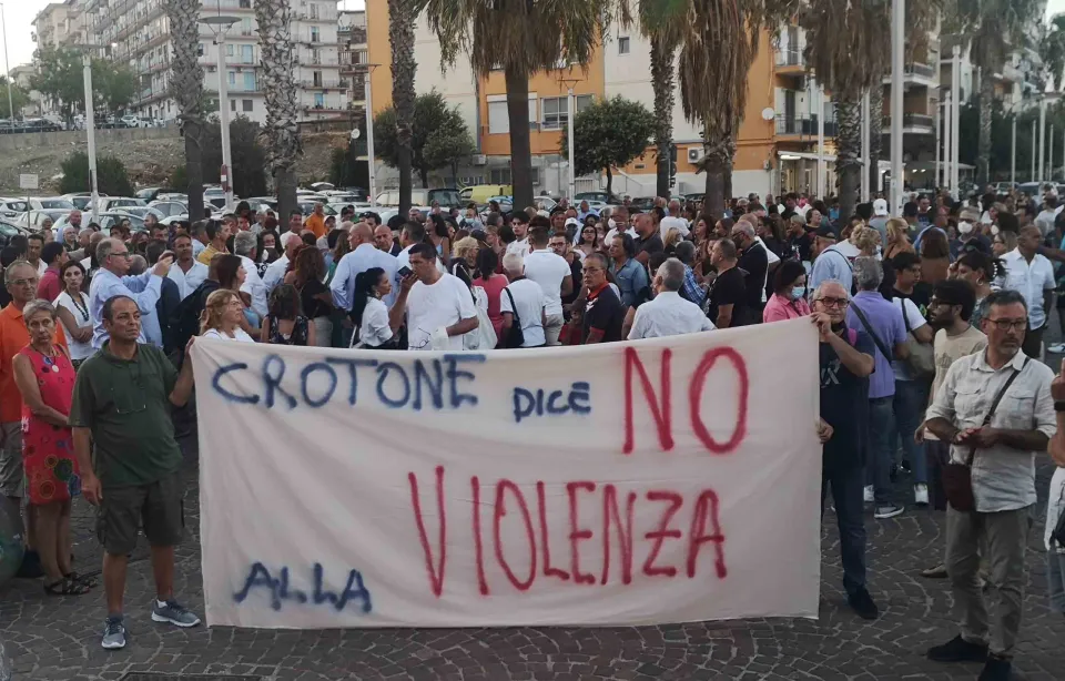 Crotone si stringe attorno alla famiglia di Davide: una fiaccolata per dire "no alla violenza"