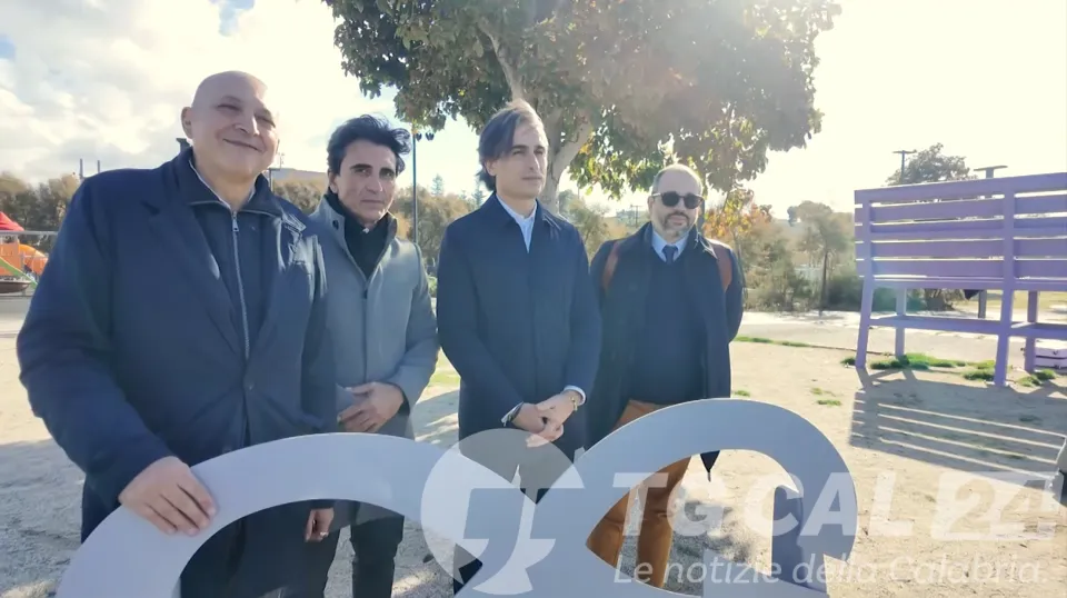Inaugurata a Reggio "Steelosa", la panchina simbolo del riciclo