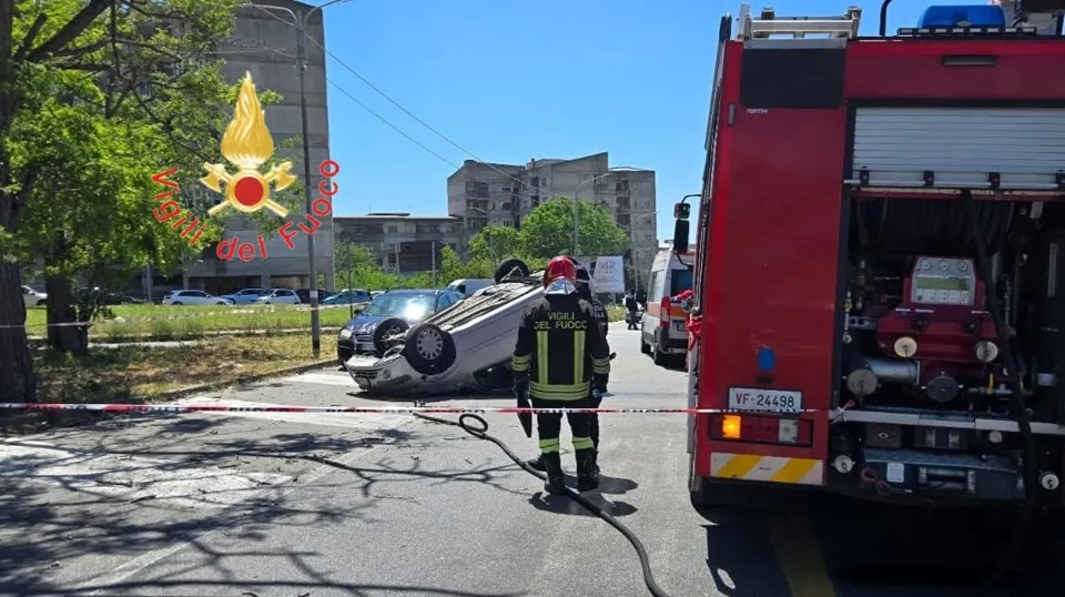 Incidente stradale a Catanzaro, auto si schianta contro un albero: un ferito