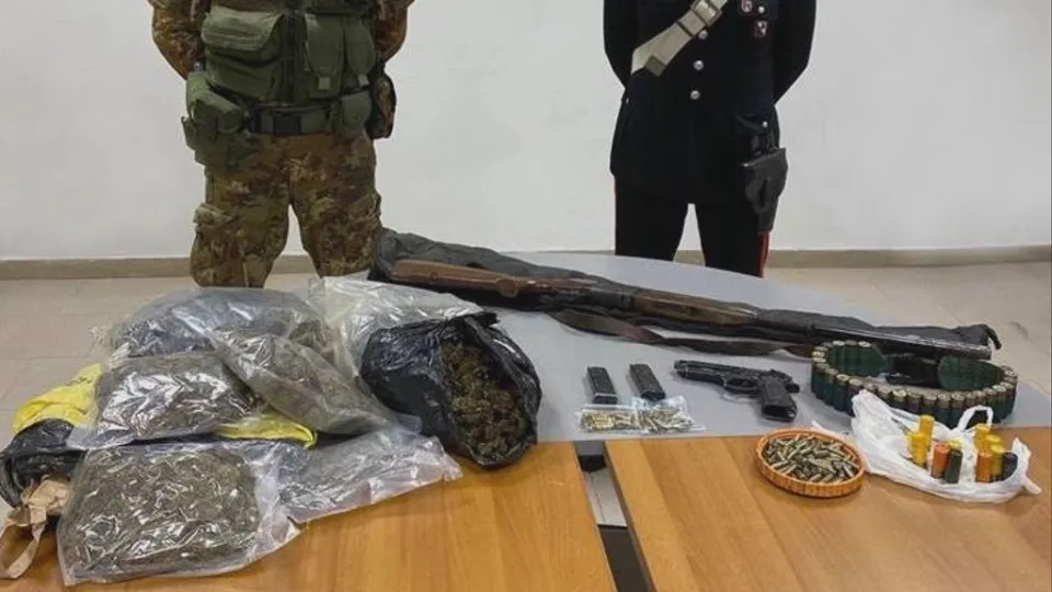 Ritrovato arsenale, droga e refurtiva in un fondo nel Reggino: denunciate due persone