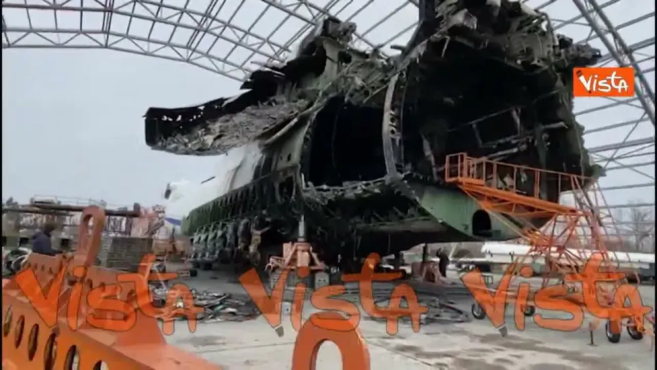 Ecco i resti dell'Antonov An-225 Mriya. L'aereo più grande al mondo distrutto dai russi in Ucraina