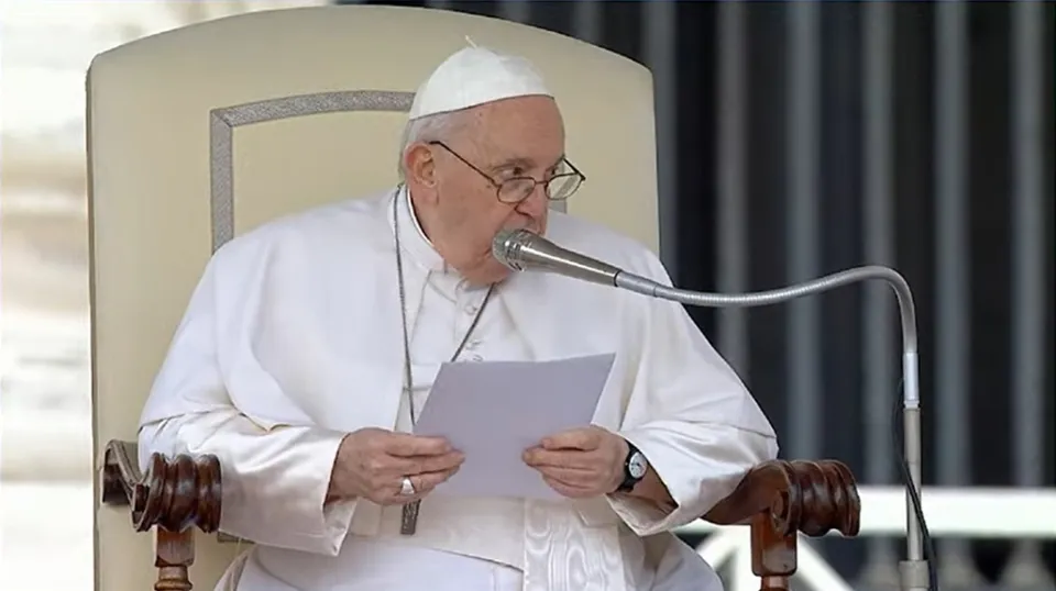 Papa Francesco riceve in dono un frammento della barca dei migranti morti a Steccato di Cutro