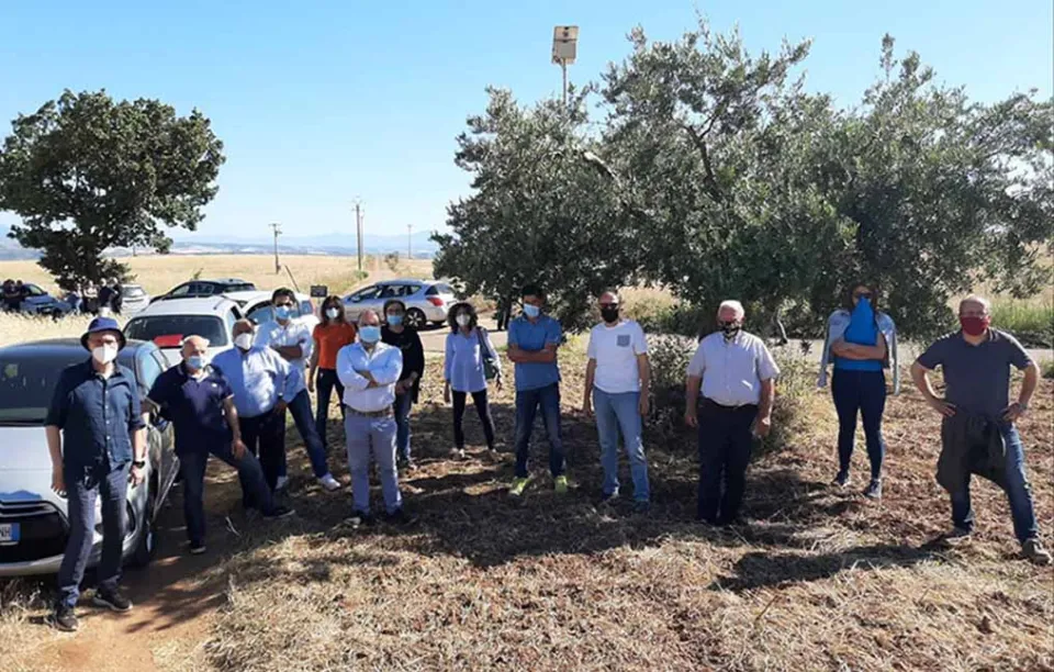 Rifiuti, il sindaco e i consiglieri di Castrovillari bloccano l'accesso alla discarica di Campolescia