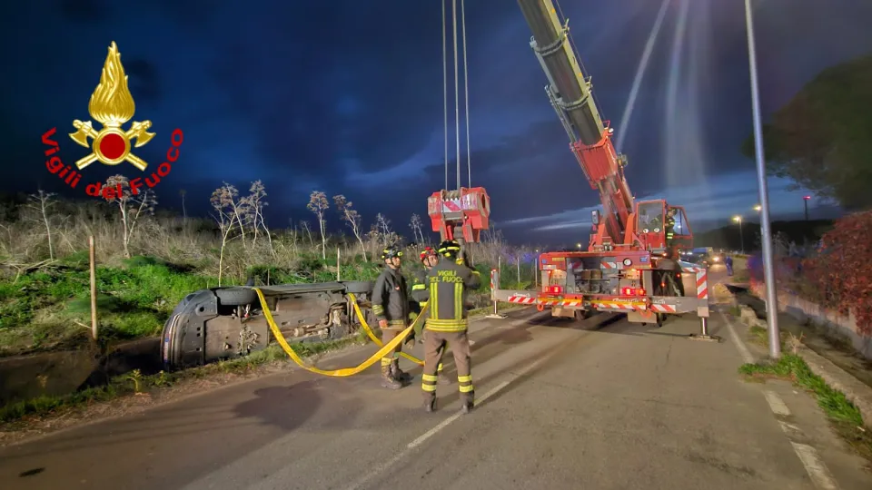Incidente stradale a Crotone: auto si ribalta e finisce in un canalone (VIDEO+FOTO)