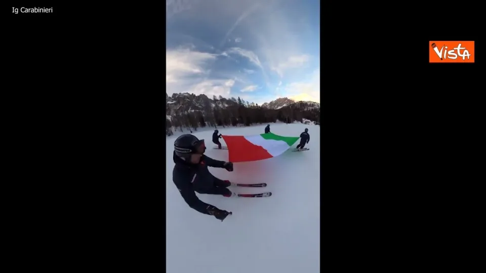 La discesa in sci dei carabinieri tenendo il tricolore, il suggestivo video postato sui social