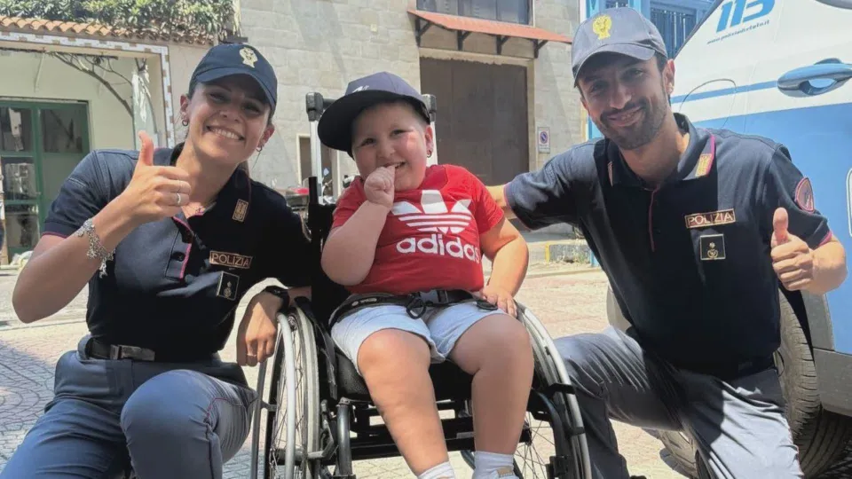 Crotone, una giornata in Questura per il piccolo Antonio