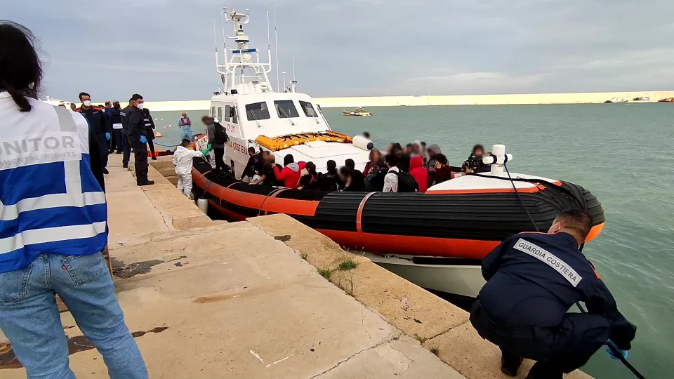 Migranti, doppio sbarco a Roccella e Crotone: arrivate 164 persone