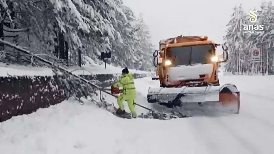 Maltempo in Calabria, Anas al lavoro su strade innevate