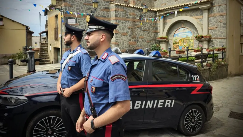 Non paga la parcella dell'avvocato e inizia a perseguitarlo, minacce al figlio di 3 mesi
