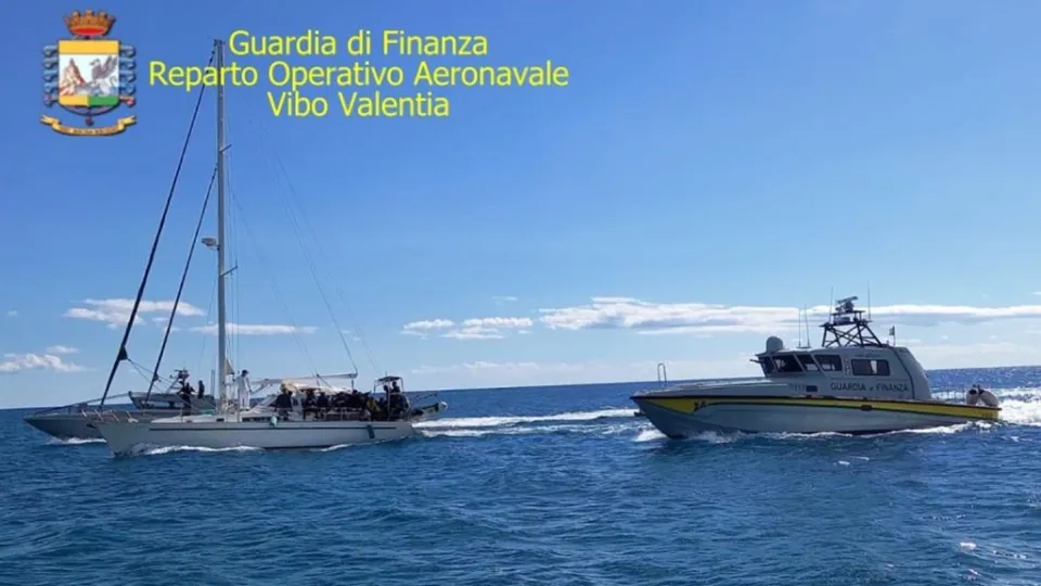 Migranti, intercettata a largo di Roccella barca a vela con 76 persone: fermato il presunto scafista (VIDEO)