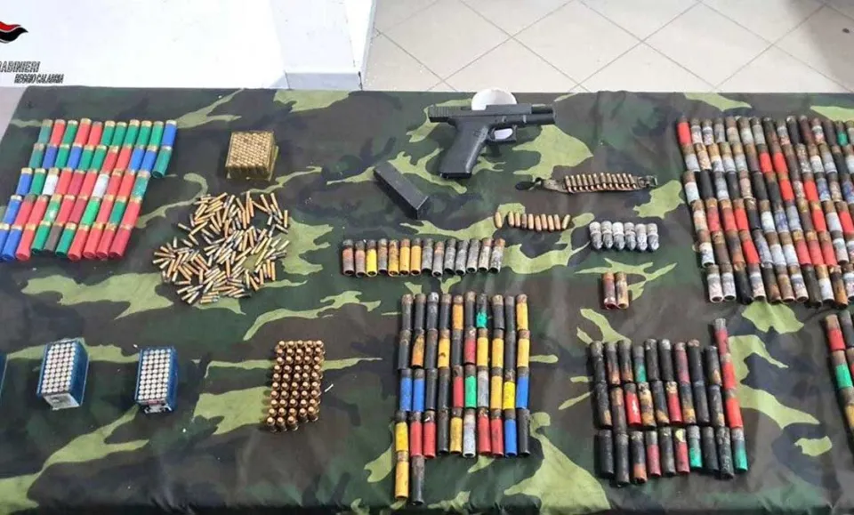 Ciminà, i Carabinieri trovano armi, munizioni, polvere da sparo ed un bunker