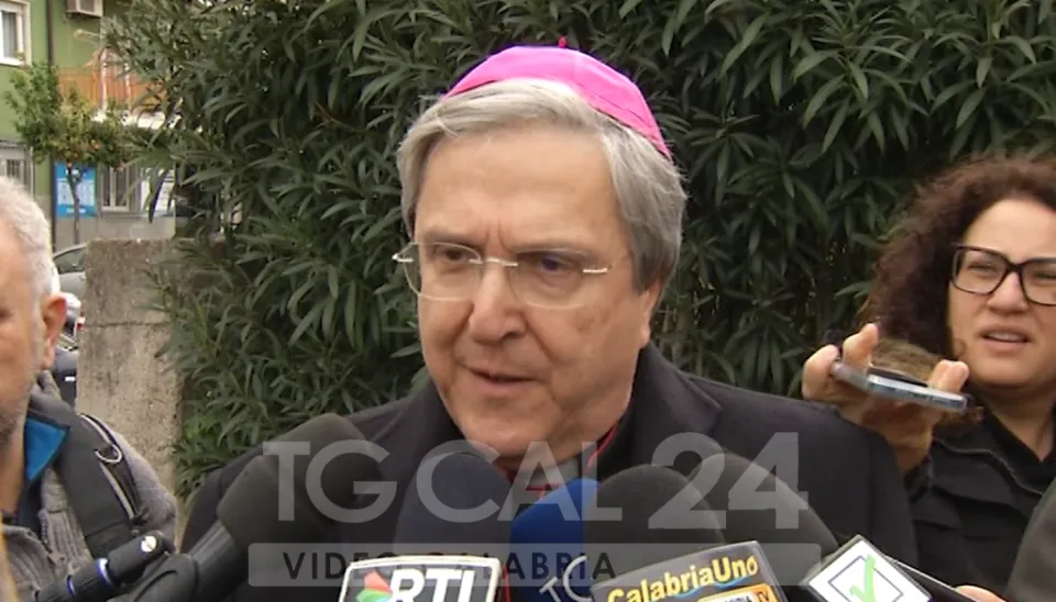 VIDEO | Tragedia a Crotone, monsignor Savino: "Davanti a queste bare l'umanità è sconfitta"
