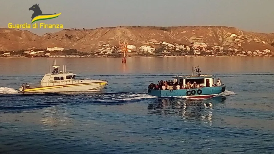 Migranti, intercettato peschereccio al largo di Crotone con a bordo 102 persone (VIDEO+FOTO)