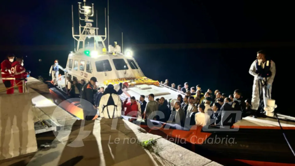 Secondo sbarco in due giorni a Crotone: arrivate 99 persone