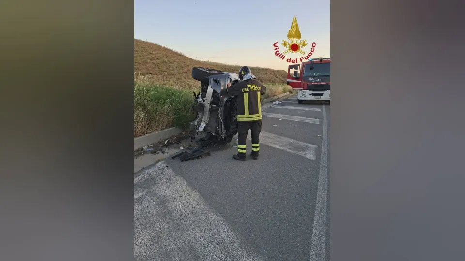 Incidente sulla 106, 2 feriti estratti dalle auto dai Vigili del Fuoco
