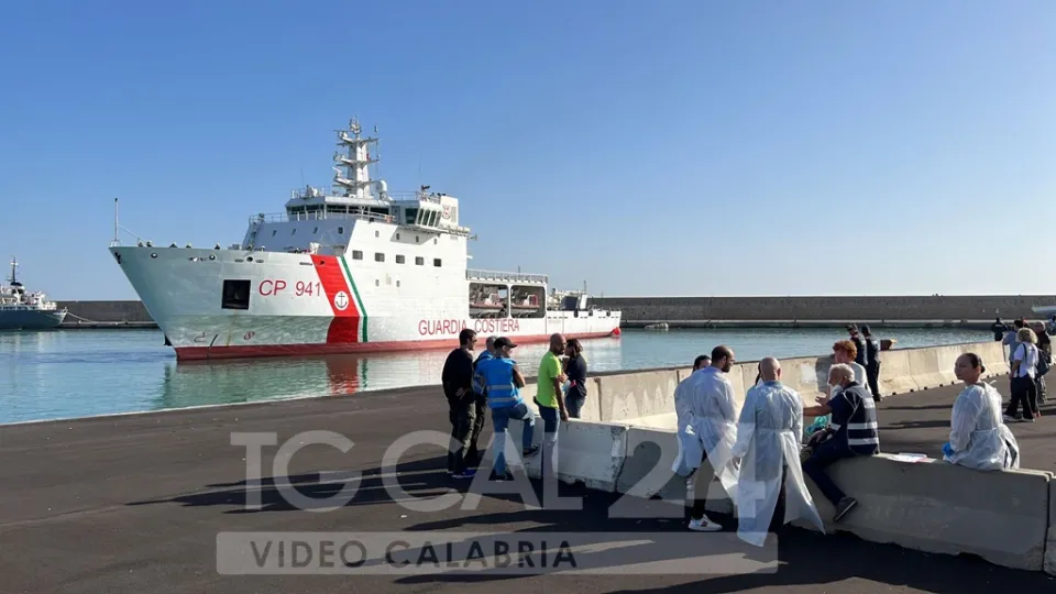 Migranti: arrivato a Crotone il pattugliatore Diciotti, a bordo 654 persone e 2 salme
