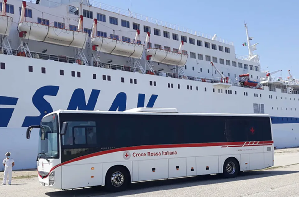 Migranti, la nave per la quarantena è nel porto di Corigliano. Il sindaco: "Andrà altrove"