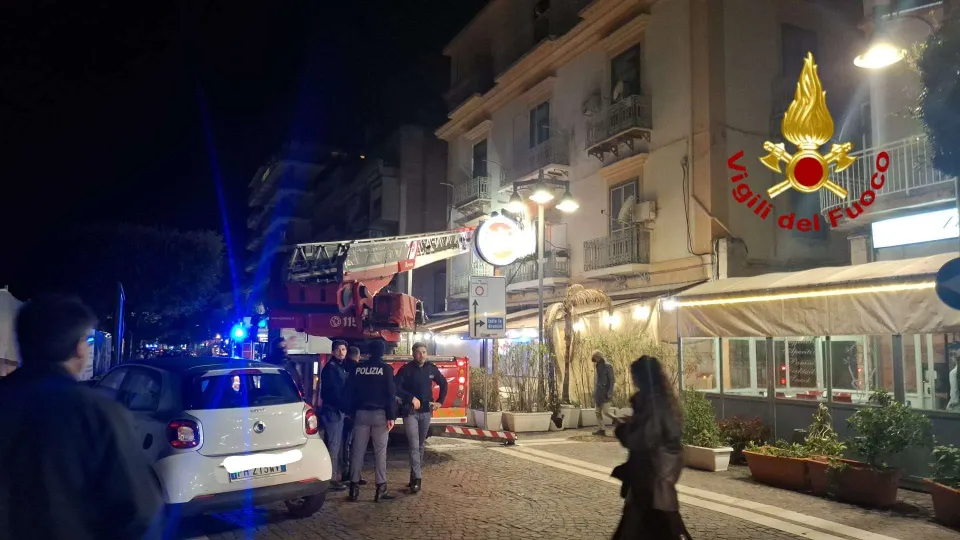 Crotone, esplosione in appartamento sul lungomare