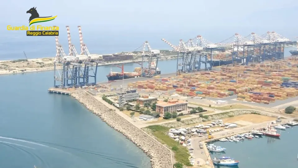 Sequestrati 150 kg di cocaina al porto di Gioia Tauro: erano nascosti in un container di banane