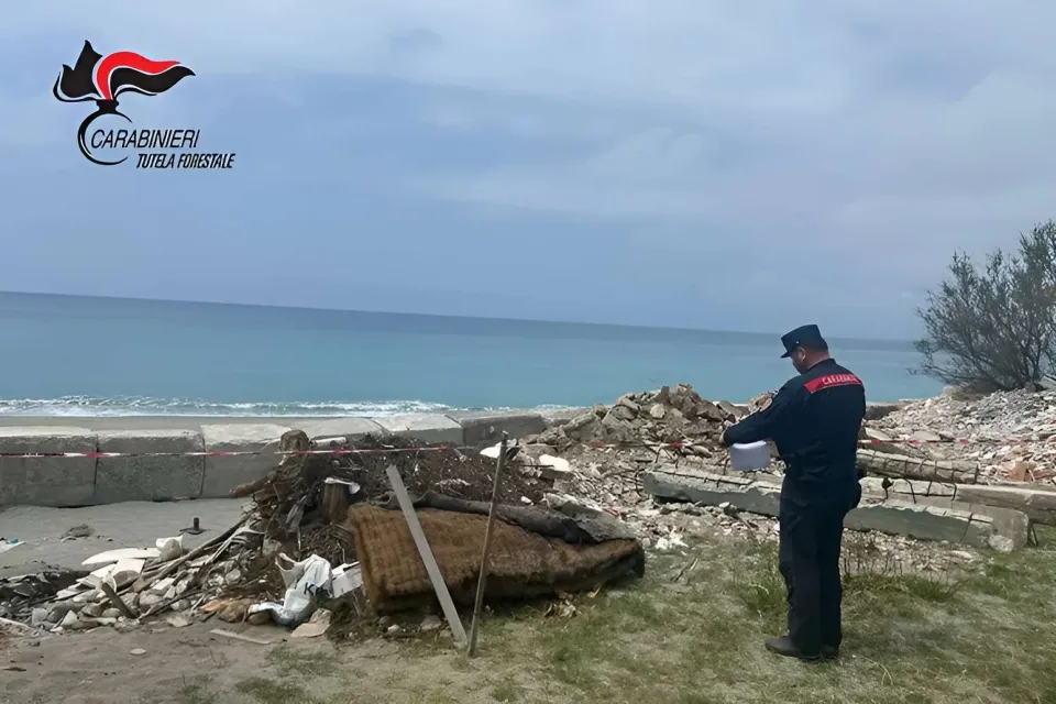 Fuscaldo, rifiuti vicino al mare: sequestrate due aree, tre denunciati