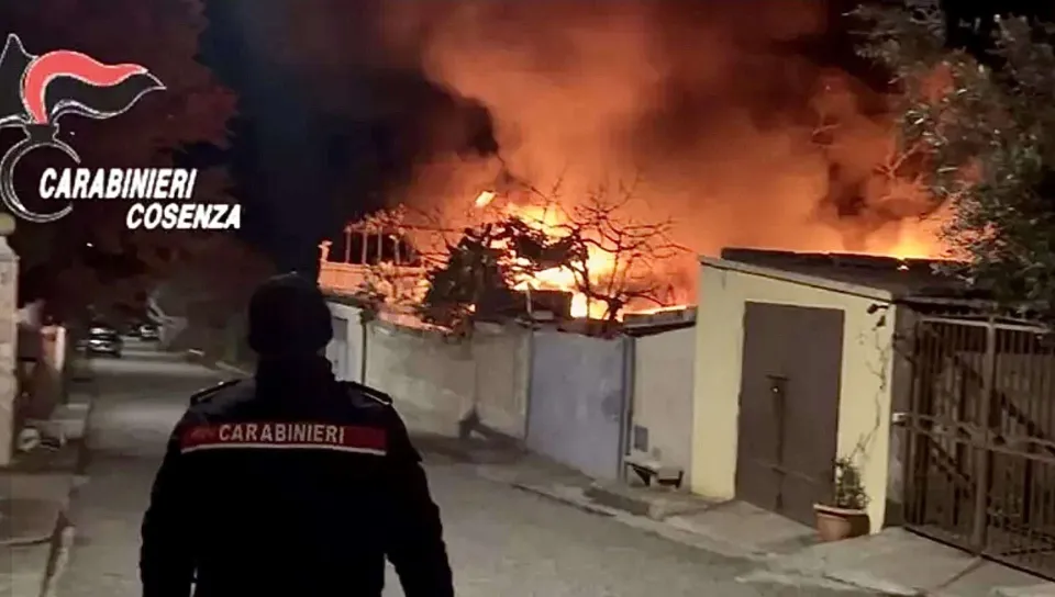 Frascineto, rogo tra magazzini e abitazioni: arrestato un 28enne