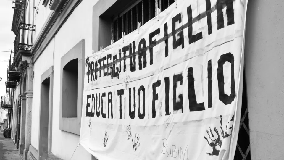 Espose striscione contro la violenza sulle donne: multata associazione