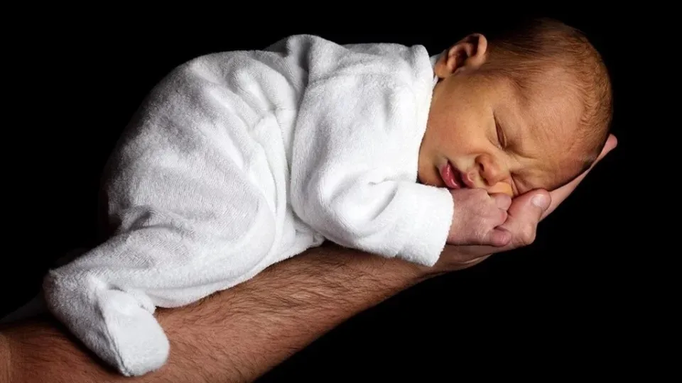 Lasciano la figlia neonata di 2 mesi a casa per andare a bere al bar: denunciata coppia nel Catanzarese