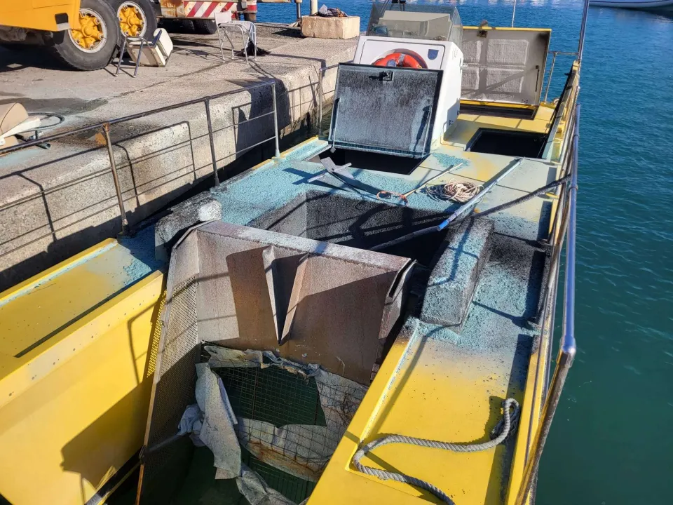A fuoco battello pulisci mare: «Regione non si fa intimidire»