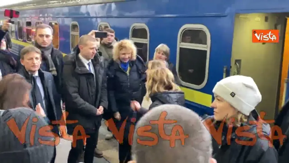 Meloni arriva alla stazione di Kiev