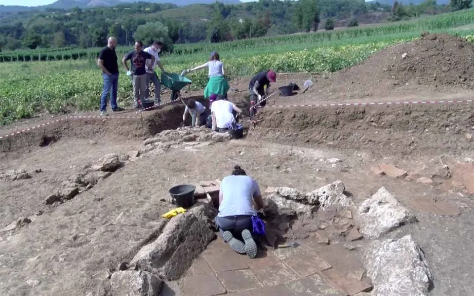 Laino Borgo, nuovi reperti emergono dagli scavi archeologici di Santa Gada