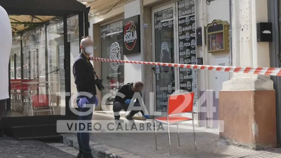 VIDEO | Crotone, furto con scasso in un ristorante in pieno centro cittadino
