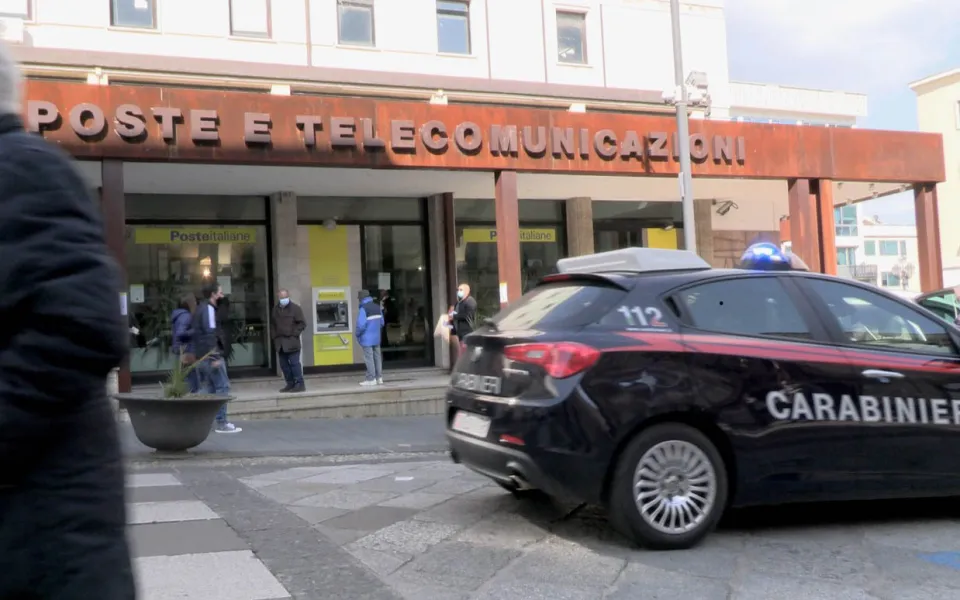 Incassa buoni postali dei clienti per oltre 10mila euro, indagato dipendente delle Poste a Catanzaro