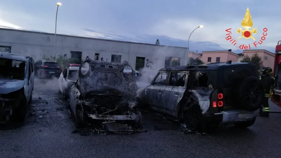 A fuoco sei autovetture a Giovino: in corso le indagini per ricostruire l'accaduto (VIDEO+FOTO)