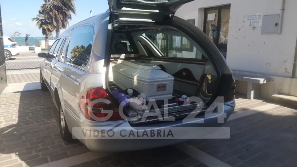Naufragio a Steccato di Cutro, Kr16M0: il neonato simbolo della tragedia seppellito a Crotone