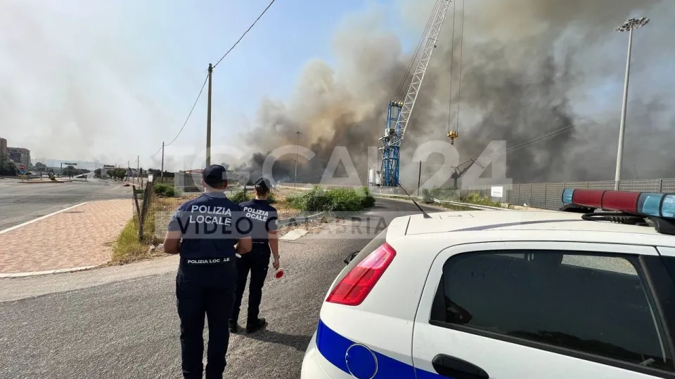 VIDEO | Crotone invasa da una nube di fumo: vari i roghi in città, situazione sotto controllo