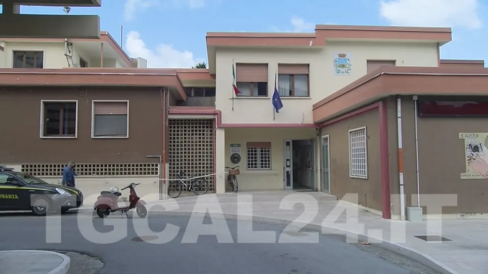 VIDEO | Gare truccate al Comune di Praia a Mare, 11 indagati: ai domiciliari il sindaco e un dirigente tecnico