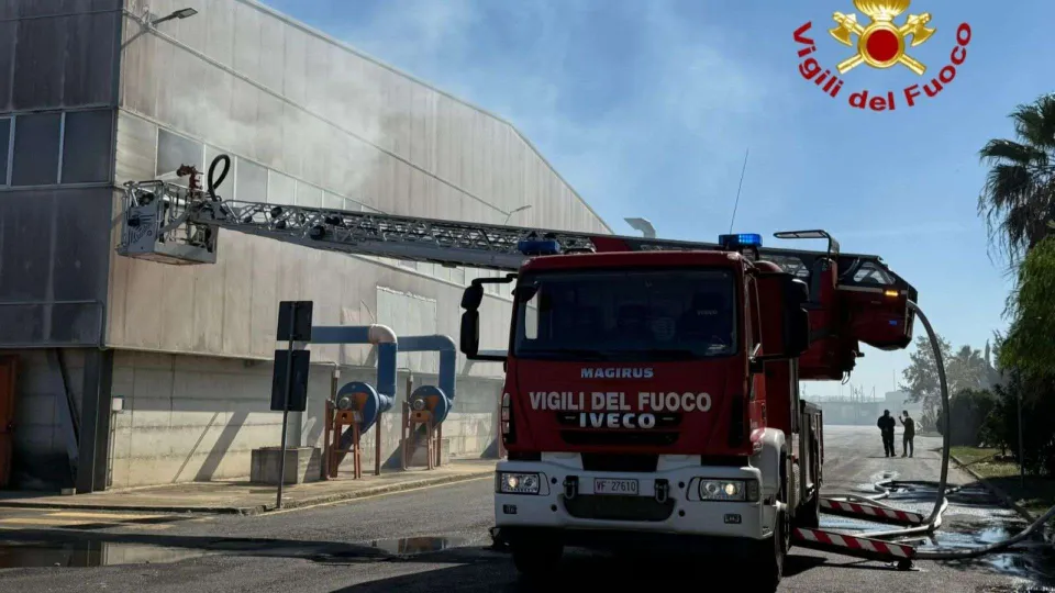 Crotone, in fiamme azienda di rifiuti e raccolta differenziata
