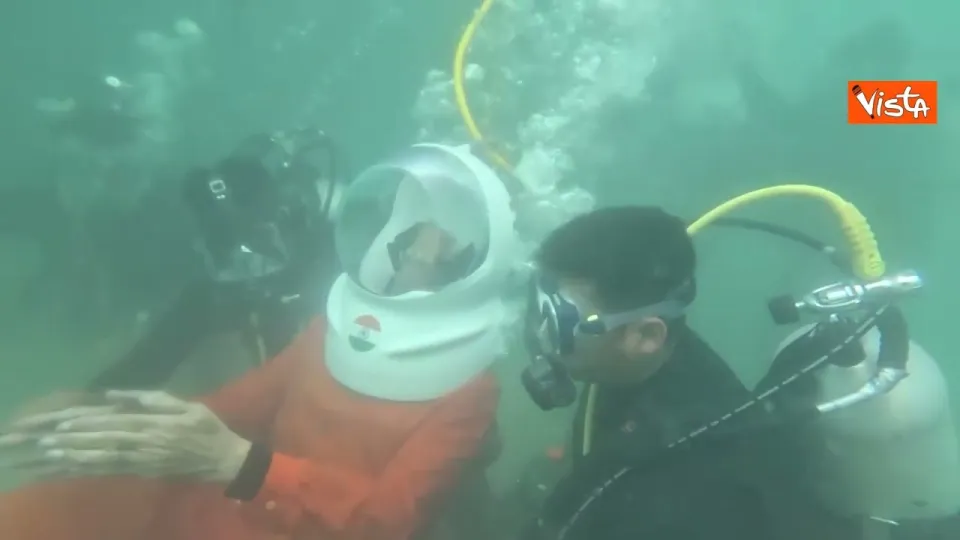 Il Primo Ministro indiano Modi prega sott'acqua