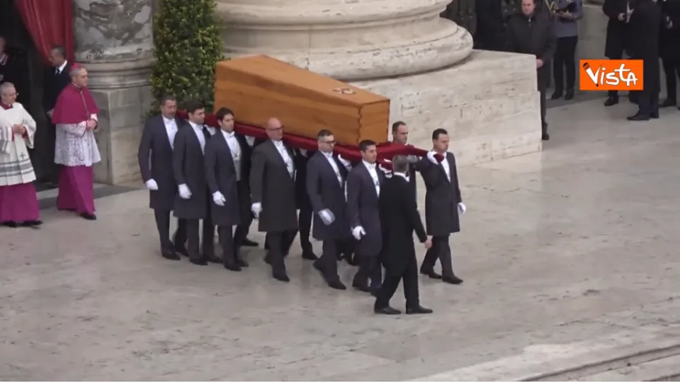 L'ultimo saluto a Papa Benedetto XVI, i fedeli: "Santo subito!" (VIDEO)