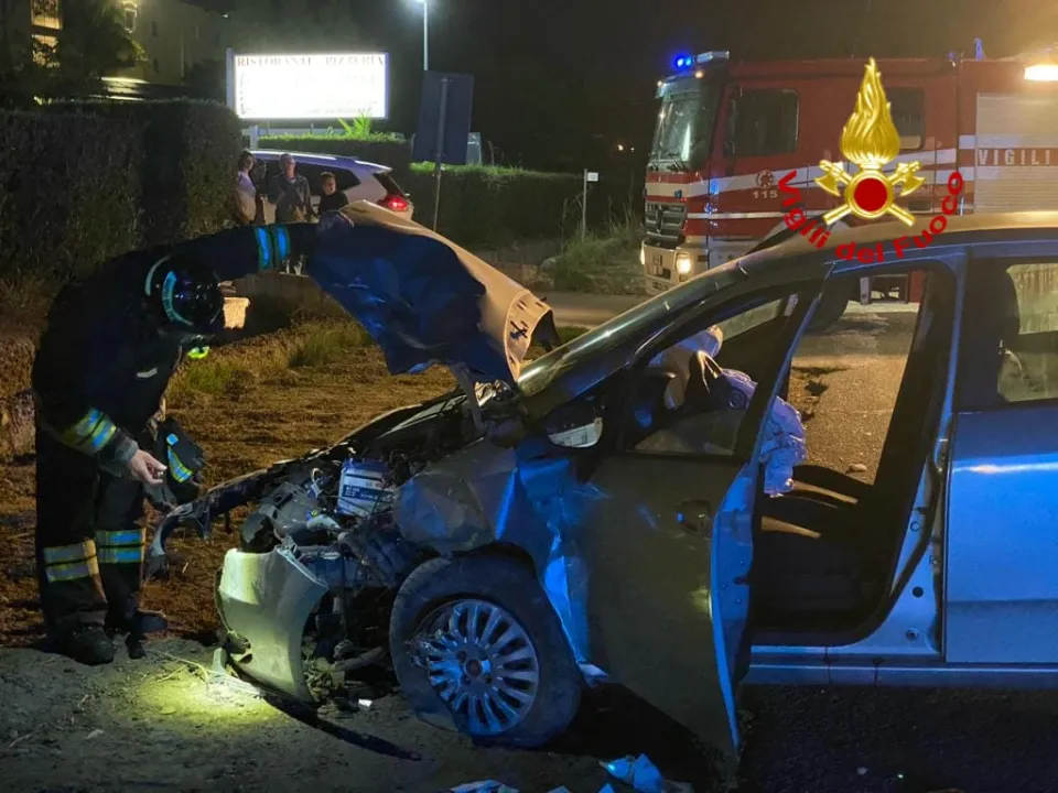 Incidente stradale sulla ss 106 a Crotone: due feriti