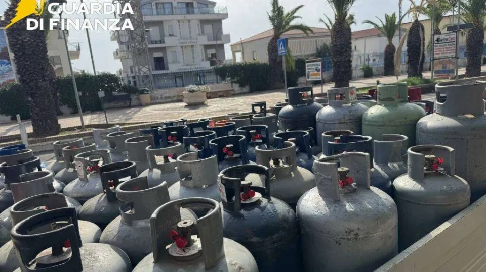 Crotone, sequestrate 70 bombole di gpl trasportate illegalmente