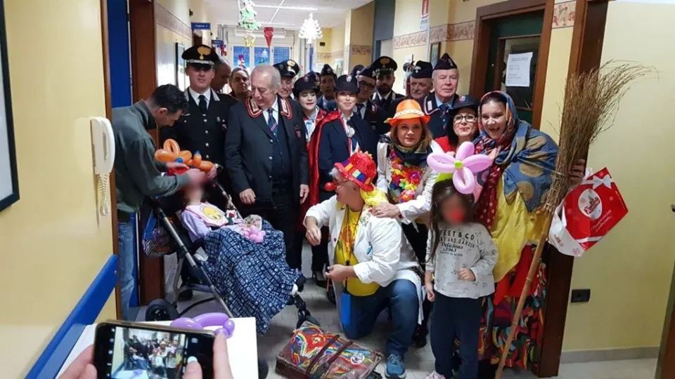 All'ospedale di Polistena è arrivata la befana dei Carabinieri con dolci e regali per i bimbi ricoverati