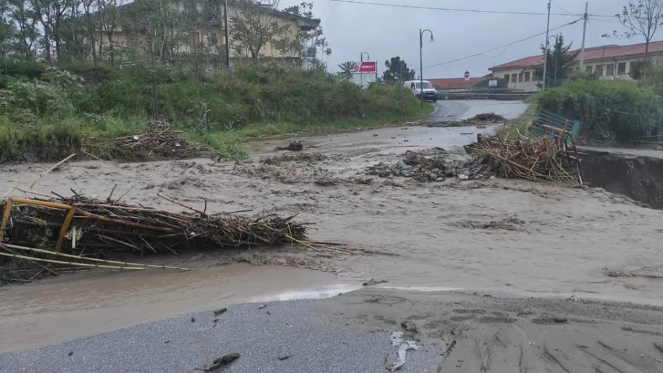 Maltempo, esondazioni e smottamenti a Fuscaldo: evacuate le abitazioni a rischio