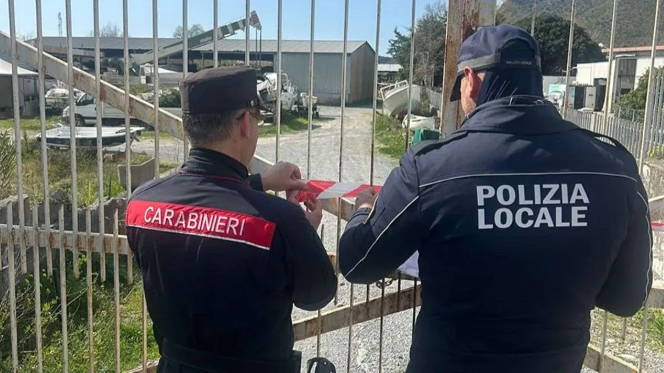 Rifiuti e abusivismo edilizio, sequestrata azienda rimessaggio