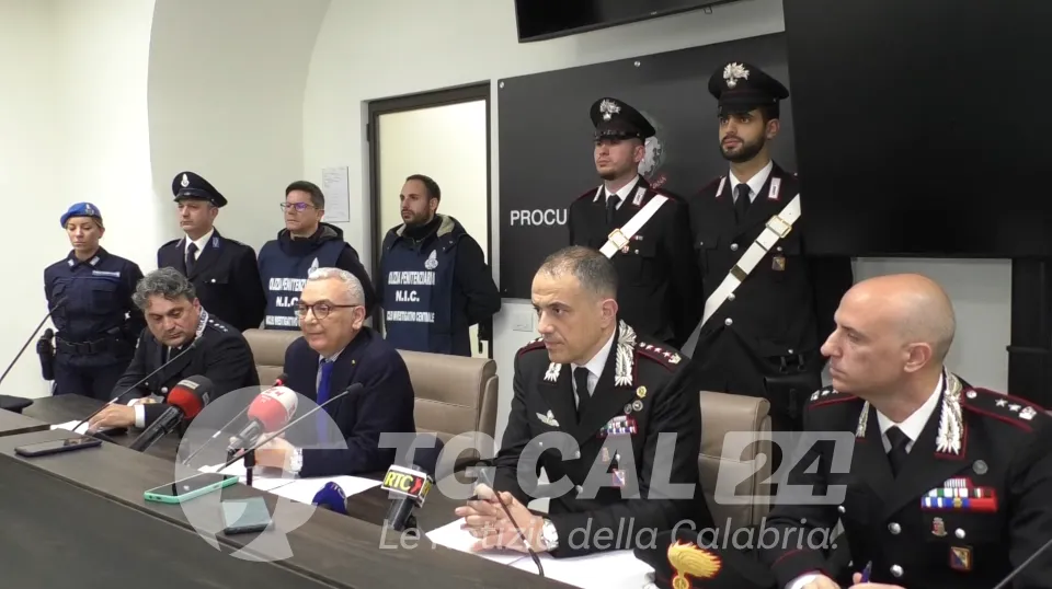 Droga e cellulari venduti nel carcere di Siano con la complicità di agenti e direttori