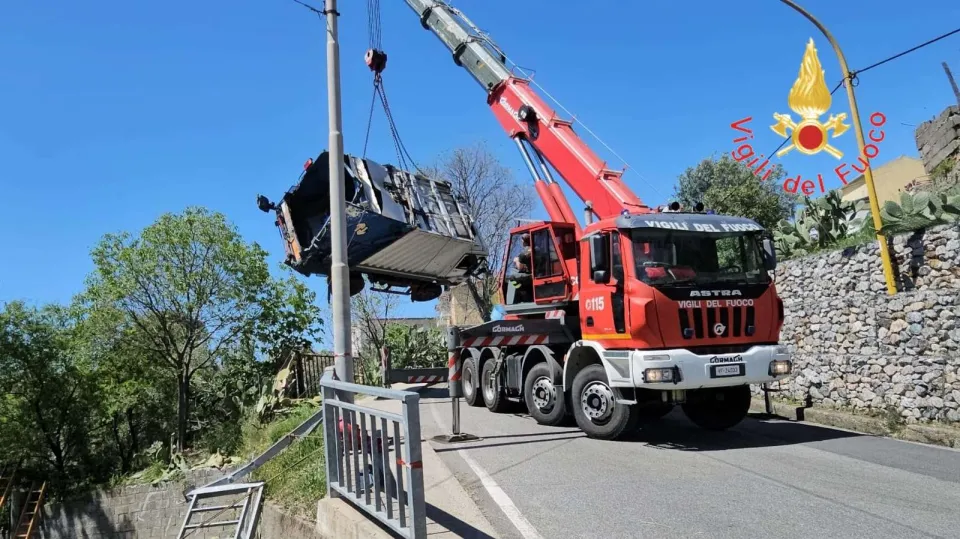 Soveria Simeri, camion dei rifiuti si ribalta in un cortile privato