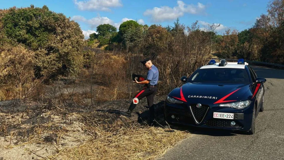Sorpreso mentre appicca il fuoco in un'area rurale: arrestato