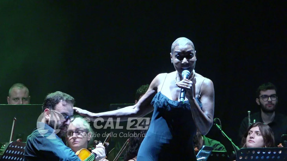 Amii Stewart e l'Orchestra Sinfonica Brutia infiammano la Rendano Arena