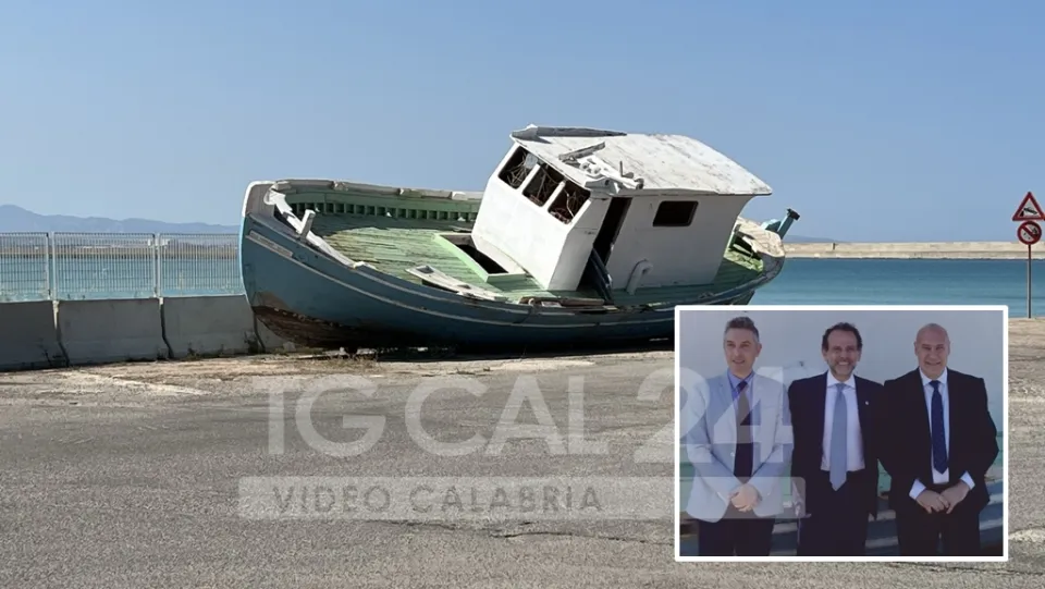 Crotone, relitto degli sbarchi consegnato al Comune da Adm: diventerà un'opera d'arte (Video)